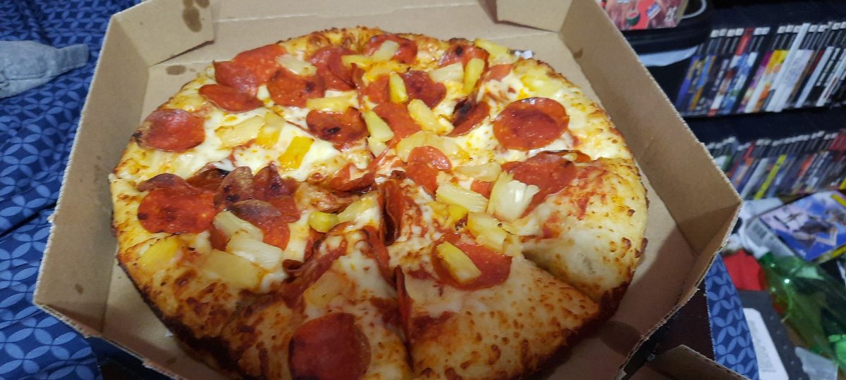 patriotails's tweet photo. Behold, pineapple pepperoni pizza https://t.co/KY2vHdz8h0