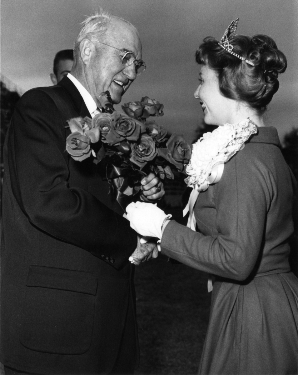 TCULibrary's tweet photo. #TBT Homecoming thru the years @tcu
1952 parade downtown FW, 1960 Pres. Sadler and HQ LouAnn Ramey, 2003 students put finishing touches on a SuperFrog Float, 2004 Homecoming King and Queen #TCU150 #TCUHoco #tcuspecialcollections https://t.co/EAxKnWptHl