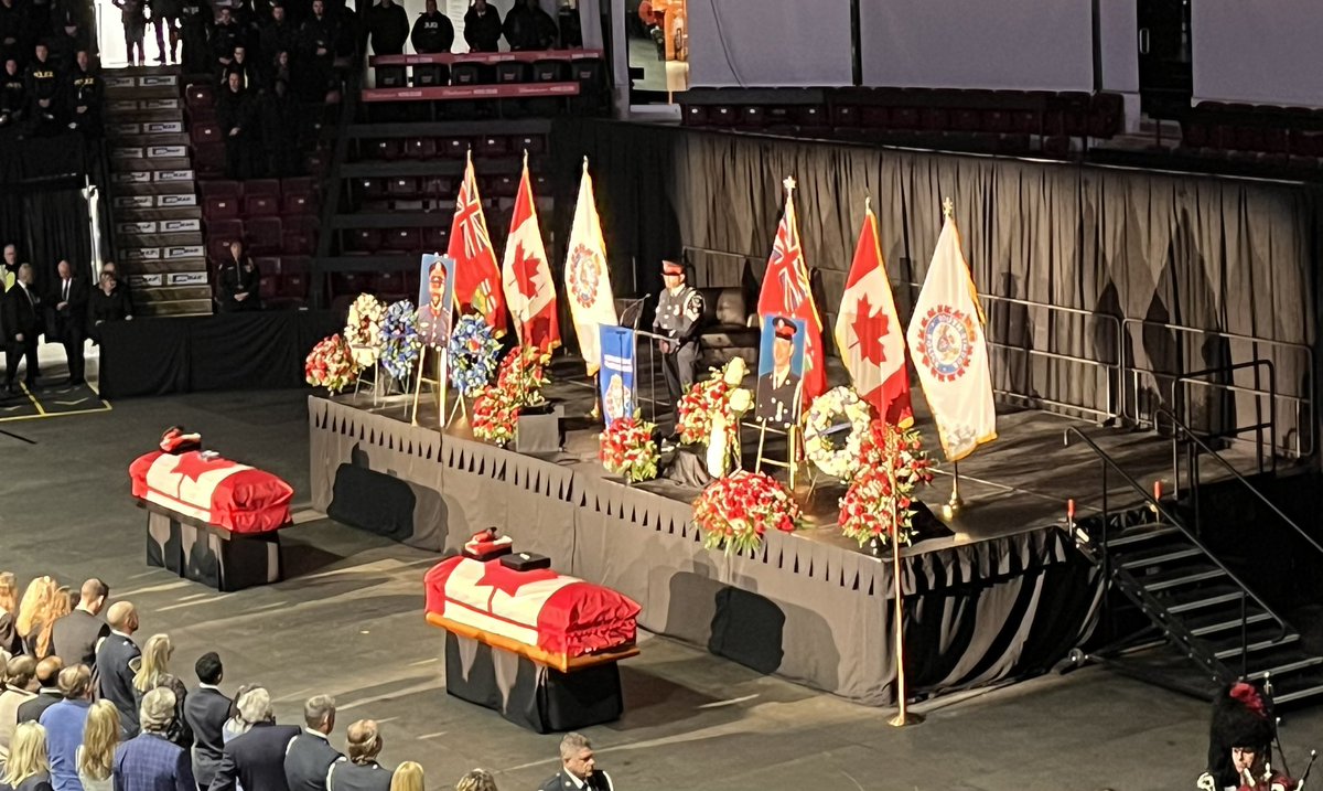 thecoffeecop's tweet image. Rest now brothers in blue, we have it from here. 
Over 5,000 officers from Canada &amp;amp; the US came together to pay our respects to our fallen @SouthSimcoePS comrades who were killed in the line of duty.
Cst Northrup &amp;amp; Cst Russell 
EOW 2022-10-11
Thank u for ur service
#HeroesInLife