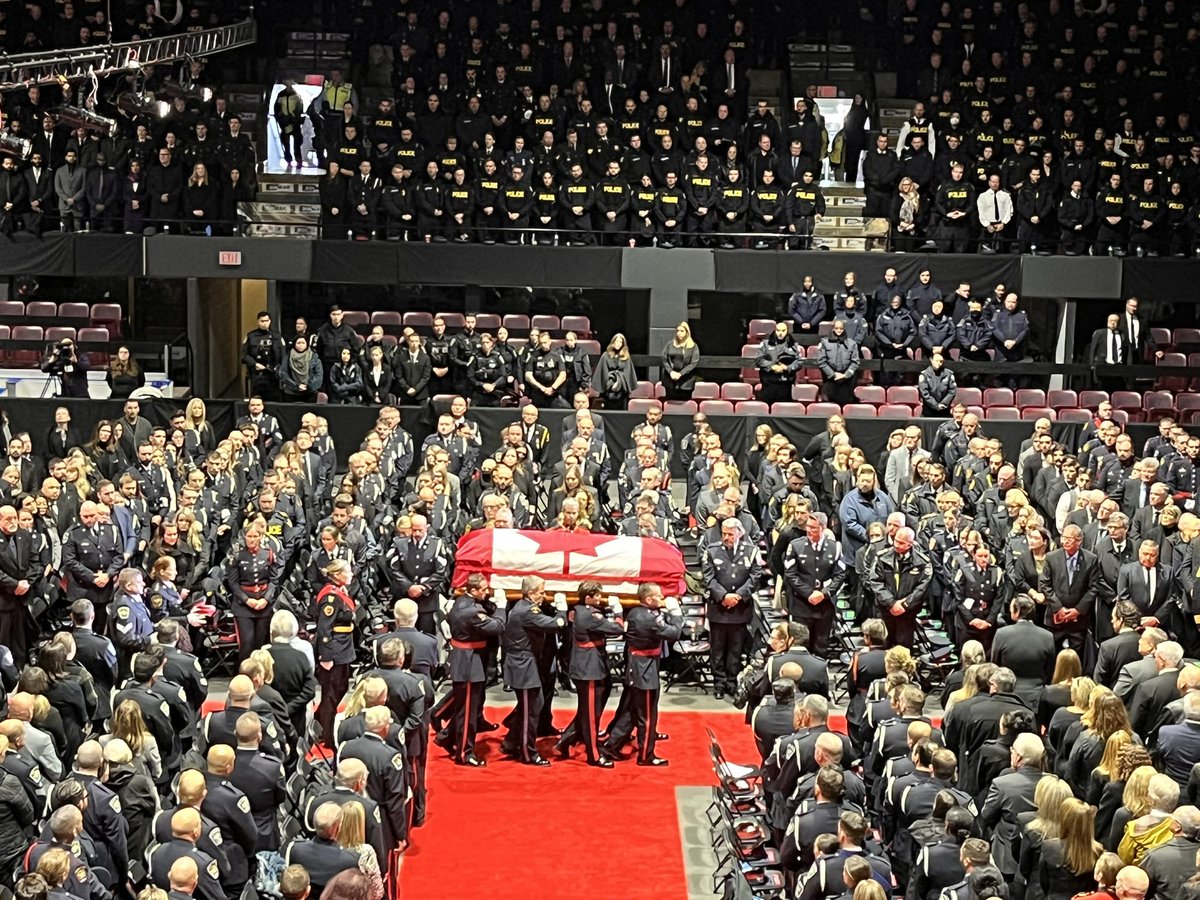 thecoffeecop's tweet image. Rest now brothers in blue, we have it from here. 
Over 5,000 officers from Canada &amp;amp; the US came together to pay our respects to our fallen @SouthSimcoePS comrades who were killed in the line of duty.
Cst Northrup &amp;amp; Cst Russell 
EOW 2022-10-11
Thank u for ur service
#HeroesInLife