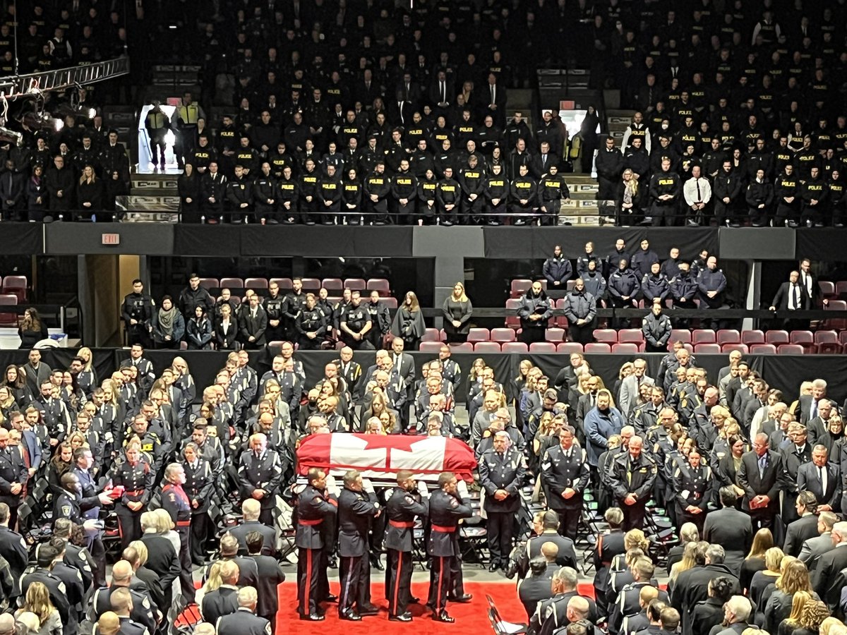 thecoffeecop's tweet image. Rest now brothers in blue, we have it from here. 
Over 5,000 officers from Canada &amp;amp; the US came together to pay our respects to our fallen @SouthSimcoePS comrades who were killed in the line of duty.
Cst Northrup &amp;amp; Cst Russell 
EOW 2022-10-11
Thank u for ur service
#HeroesInLife