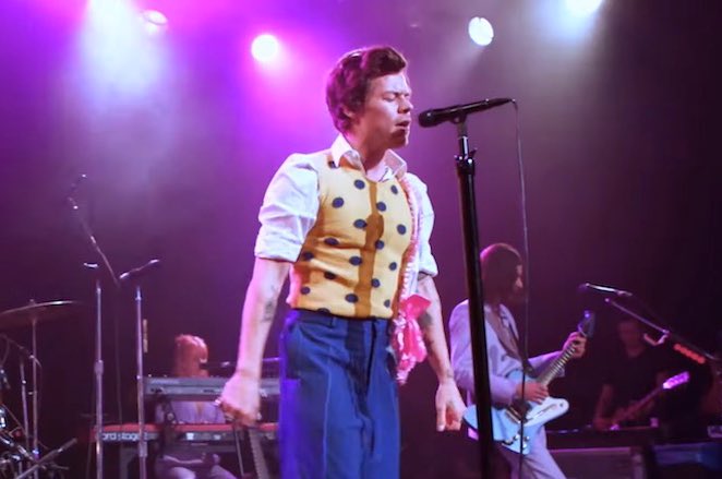 canyonmoonblu's tweet photo. if there’s one thing harry’s gonna do it’s wear the fuck out of a sweater vest https://t.co/RTE3Eab5Et