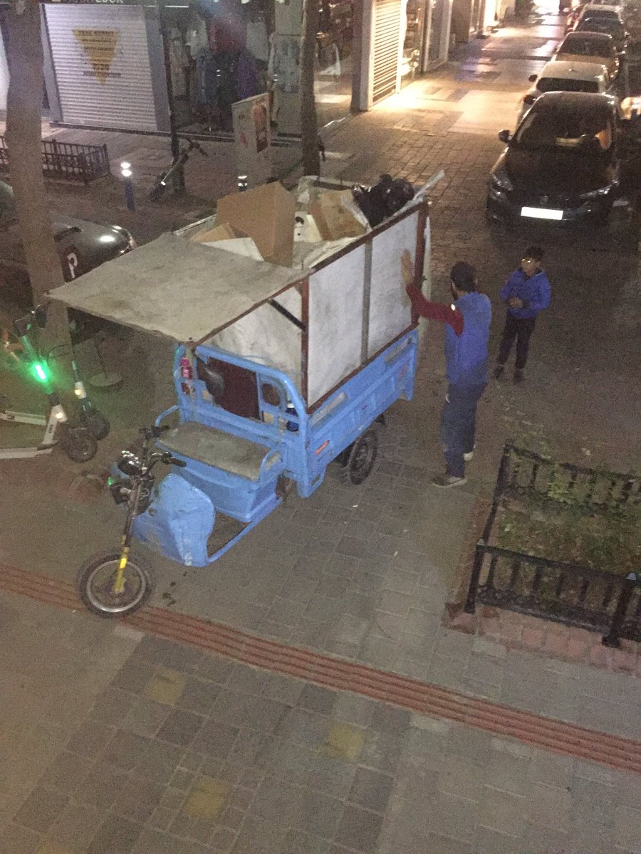 Bir baba oğluyla birlikte çöp topluyor, yanlarından Audi, Mercedes, bir sürü araba geçiyor. Annemin balkonundan görüntü. Bu düzen böyle gidemez.