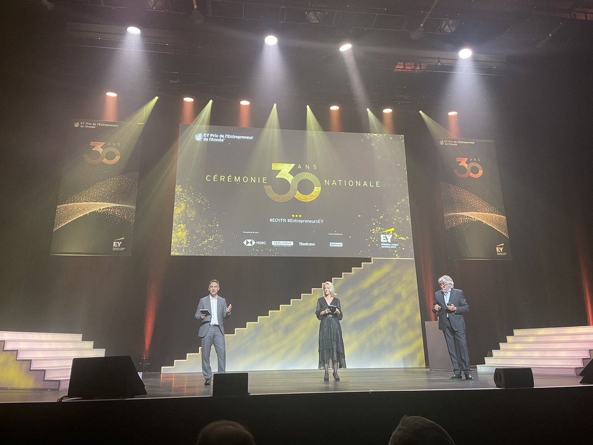 Démarrage de la soirée du prix de l’entrepreneur de l année <a href="/EYFrance/">EY France</a> #eoy : 5 prix à venir dans qlqs minutes!