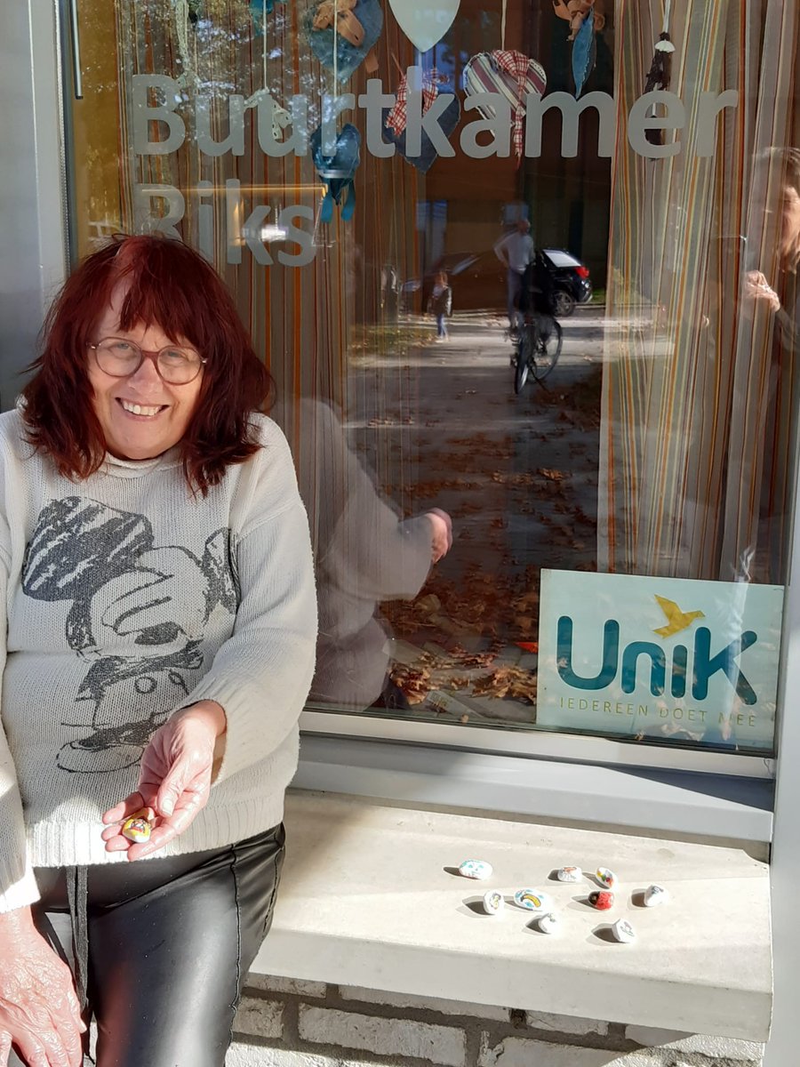 Keipositief nog steeds actief in Noord Limburg.
Bezoekers aan de dagbesteding De Nieuwe Munt van Unik hebben met veel plezier maar liefst 97 #keipositief-keitjes gemaakt. 97 mini-kunstwerkjes op keitjes met een doorsnee van minder dan 4 centimeter!
#positievegezondheid
