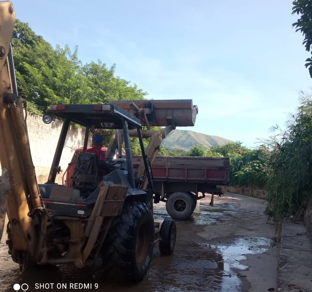 El equipo de trabajo de Ingeniería del mcpio Bolívar, siguiendo orientaciones de la Alcaldesa <a href="/LolimarPSUV/">Lolimar Montilla</a> continúan con la limpieza y recolección de sedimentos en la Quebrada de Pipe con calle Flores
#10AñosDelGolpeDeTimón  
<a href="/NicolasMaduro/">Nicolás Maduro</a>