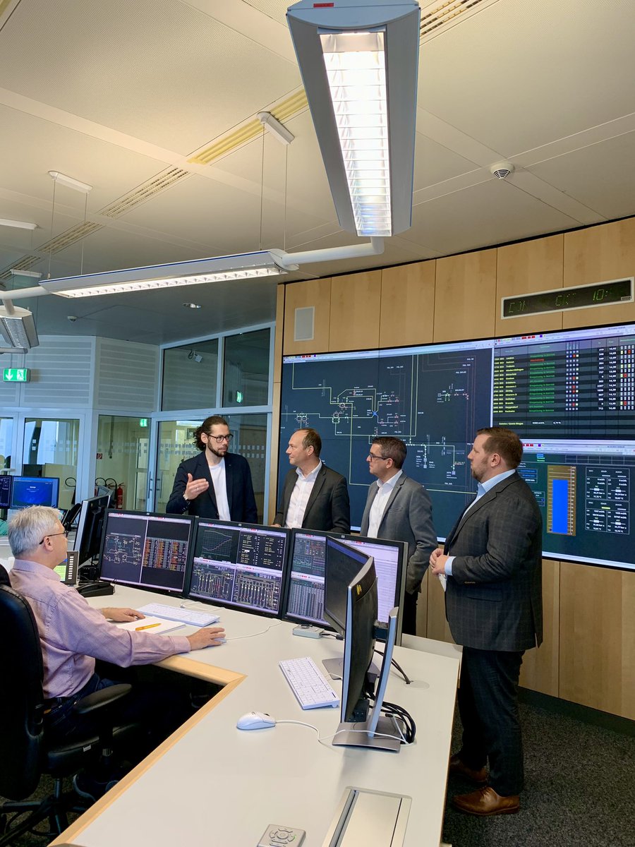 Gruen_WGuenther's tweet image. Bei einem Besuch mit @gerdlippold in der Schaltleitung von #Mitnetz und @enviaM haben wir uns über Netzstabilität und Versorgungssicherheit informiert. Die Netz- und Verteilnetzbetreiber arbeiten hochprofessionell in dieser Energiekrise. Um eine Gasmangellage zu vermeiden, … 1/2