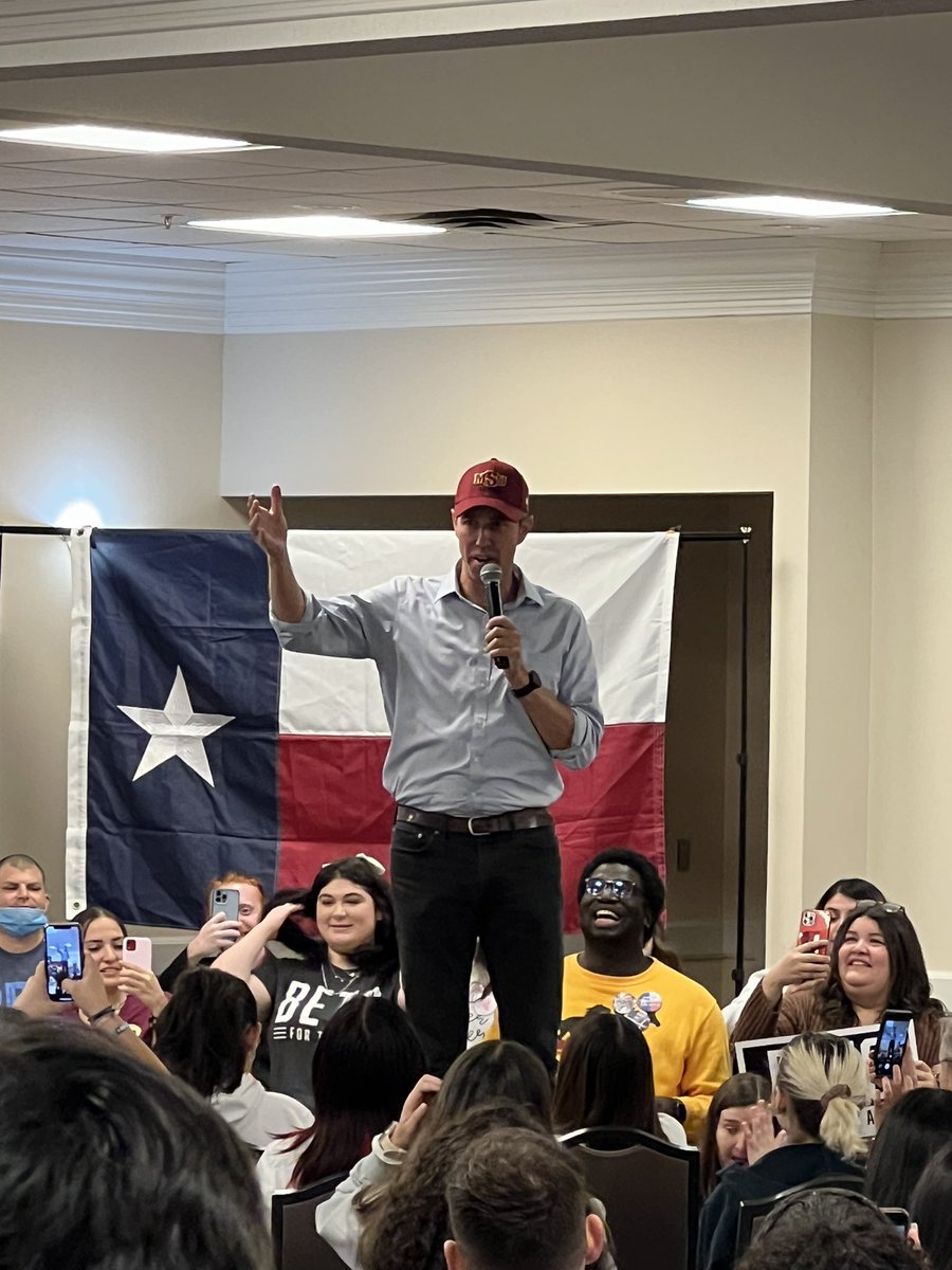 JesusFMorenoC's tweet photo. BETO at MSU https://t.co/X9Fa9GaSJm