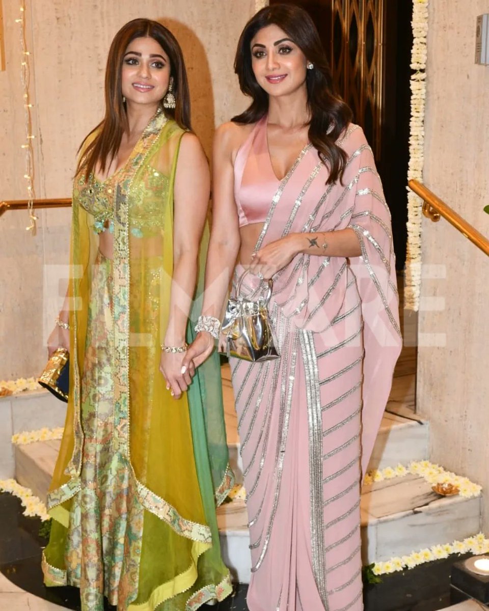 filmfare's tweet photo. #ShilpaShetty and #ShamitaShetty get snapped at #ManishMalhotra's Diwali bash.💗 https://t.co/sJ42x0PCRR