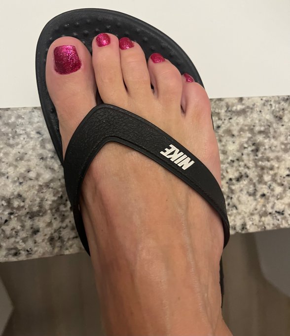 I need help!  What is considered hot when taking a pic of feet? Tops, bottoms or ???? Please comment/RT<a href="/tag/footfetish"class="tags"><span>#footfetish</span></a><a href="/tag/milf"class="tags"><span>#milf</span></a><a href="/tag/paintedtoes"class="tags"><span>#paintedtoes</span></a>