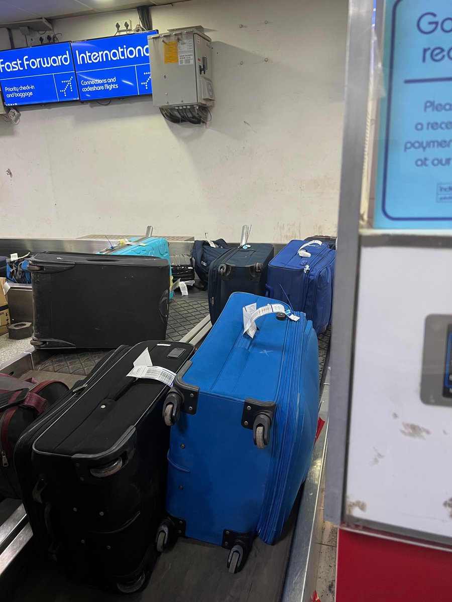 jnu_saurav's tweet photo. Performance testing was not done for Diwali Travel load And Yes the Conveyor belt is down now😅 #PuneAirport https://t.co/bkLgEf49zV