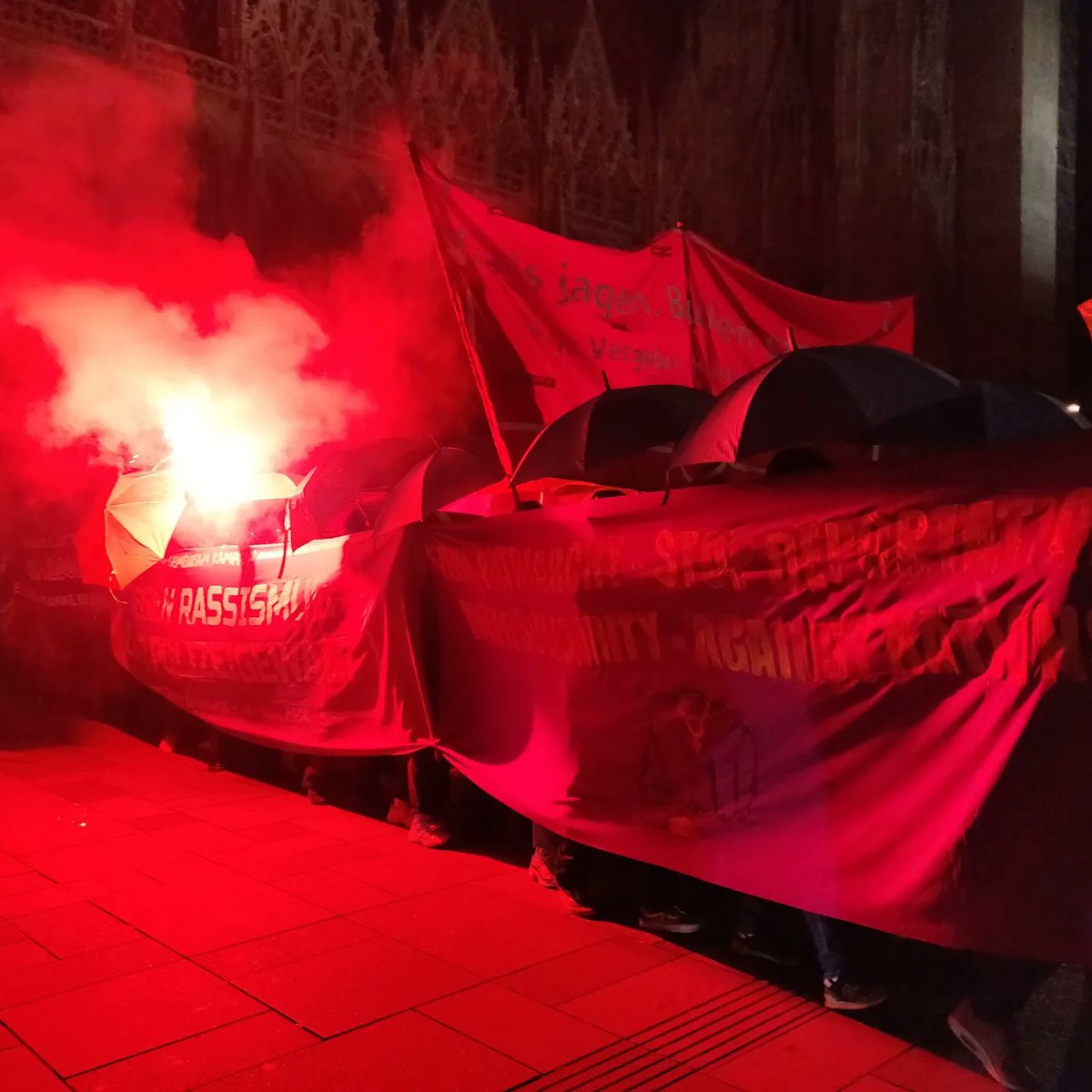 antifa_wienwest's tweet photo. Wir bedanken uns bei allen Demoteilnehmer*innen für ein starkes Zeichen gegen Repression und für Solidarität mit den #antifa2020 Verurteilten! Heute haben wir verloren, aber morgen haben wir gemeinsam eine Welt zu gewinnen! #w2010 https://t.co/f9001yymFb