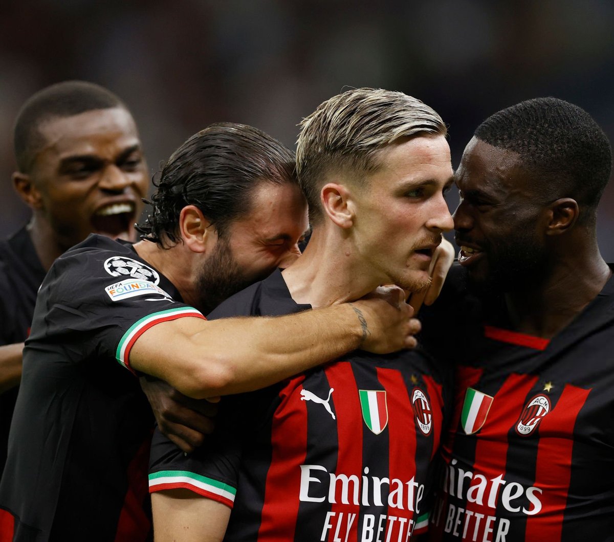goalg0ys's tweet photo. Alexis Saelemaekers, Fikayo Tomori &amp; Davide Calabria (AC Milan, 2022). #hotthreesome https://t.co/l5bc5d1xfH
