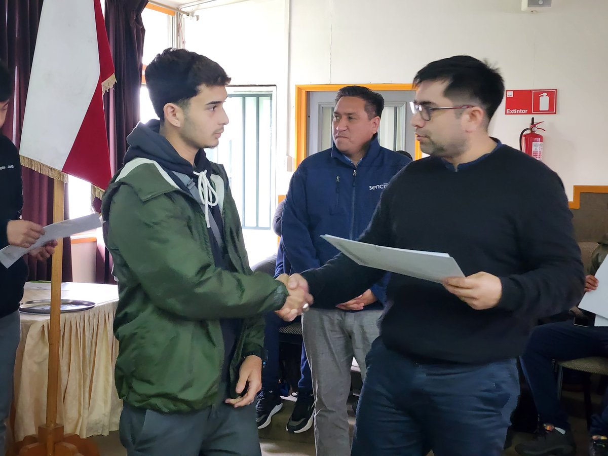 Con el objetivo de destacar la importancia de certificar las competencias laborales a través de <a href="/chilevalora/">ChileValora</a>, el seremi <a href="/RLeivaCaro/">Rodrigo Leiva Caro</a> participó en ceremonia del <a href="/Sencerios/">SENCE Los Ríos</a> donde 27 alumnos del liceo Industrial de #Valdiviacl, certificaron sus conocimientos en el perfil "Soldador"👏