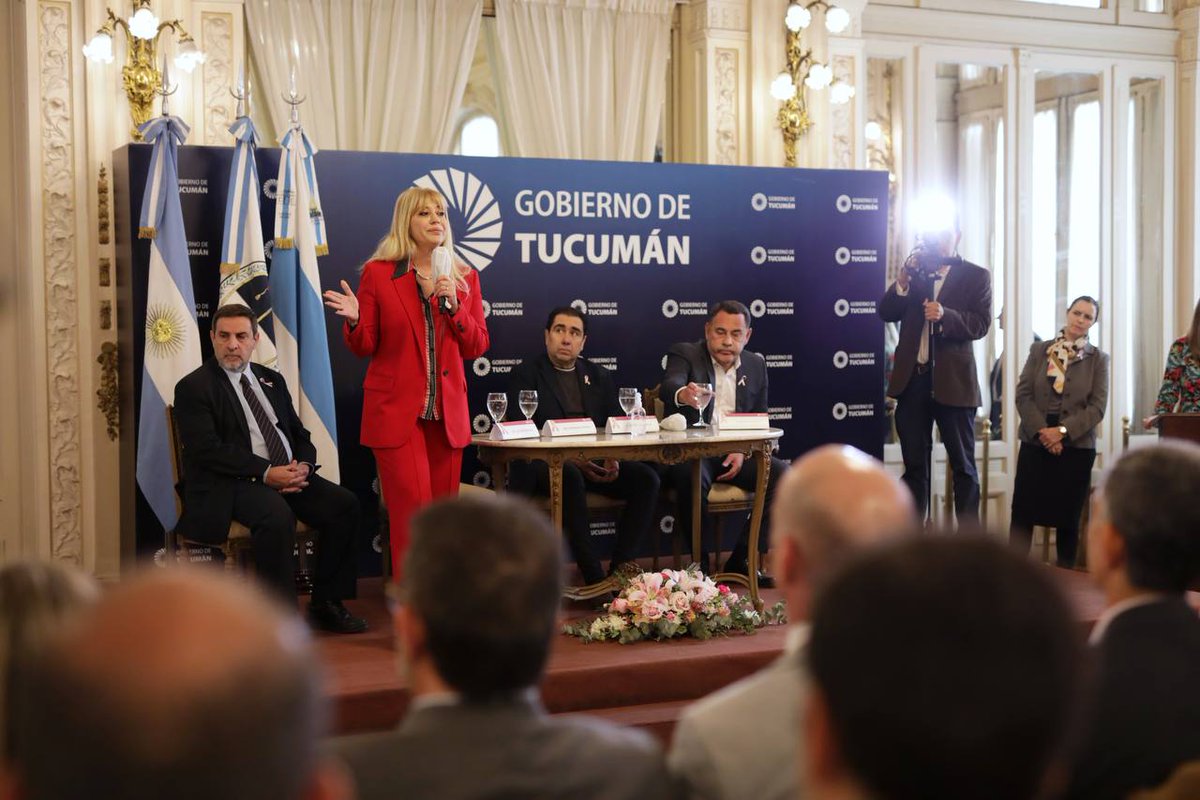 jplichtmajer's tweet photo. En el Salón Blanco, participé del acto por el Día Internacional de la Lucha Contra el Cáncer de Mama, organizado por la Diputada Nacional, @RossanaChahla, en el que distinguieron a cuatro médicos tucumanos que planificaron un modelo de tratamiento que salvó a miles de mujeres. https://t.co/9YDz5pLYVq