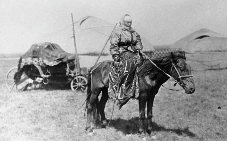 В ЭТОТ ДЕНЬ 100 ЛЕТ НАЗАД 20 окт.1922г.'ИЗВЕСТИЯ' -'Посланный в мае по киргизским степям'Красный Караван'вернулся из поездки.Он объехал на лошадях 4 губернии.Собраны ценные материалы про условия местной работы,быт и нравы населения,а также сведения по эконом.и соц. положению'.