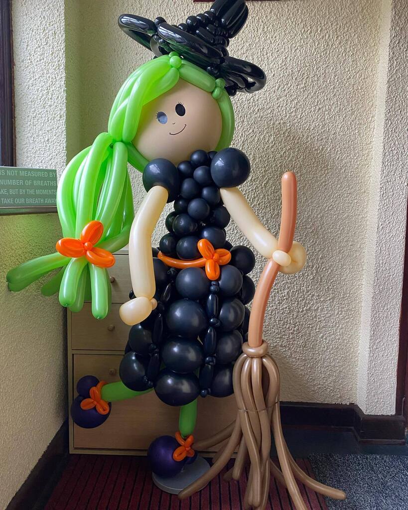 Did you know I do balloons? 

Made this witch for my mums porch for Halloween. 

Find all my balloon creations on my business account @bestdayeverballoonsuk 

#balloons #balloondecor #balloonwitch instagr.am/p/Cj8coAzsL38/