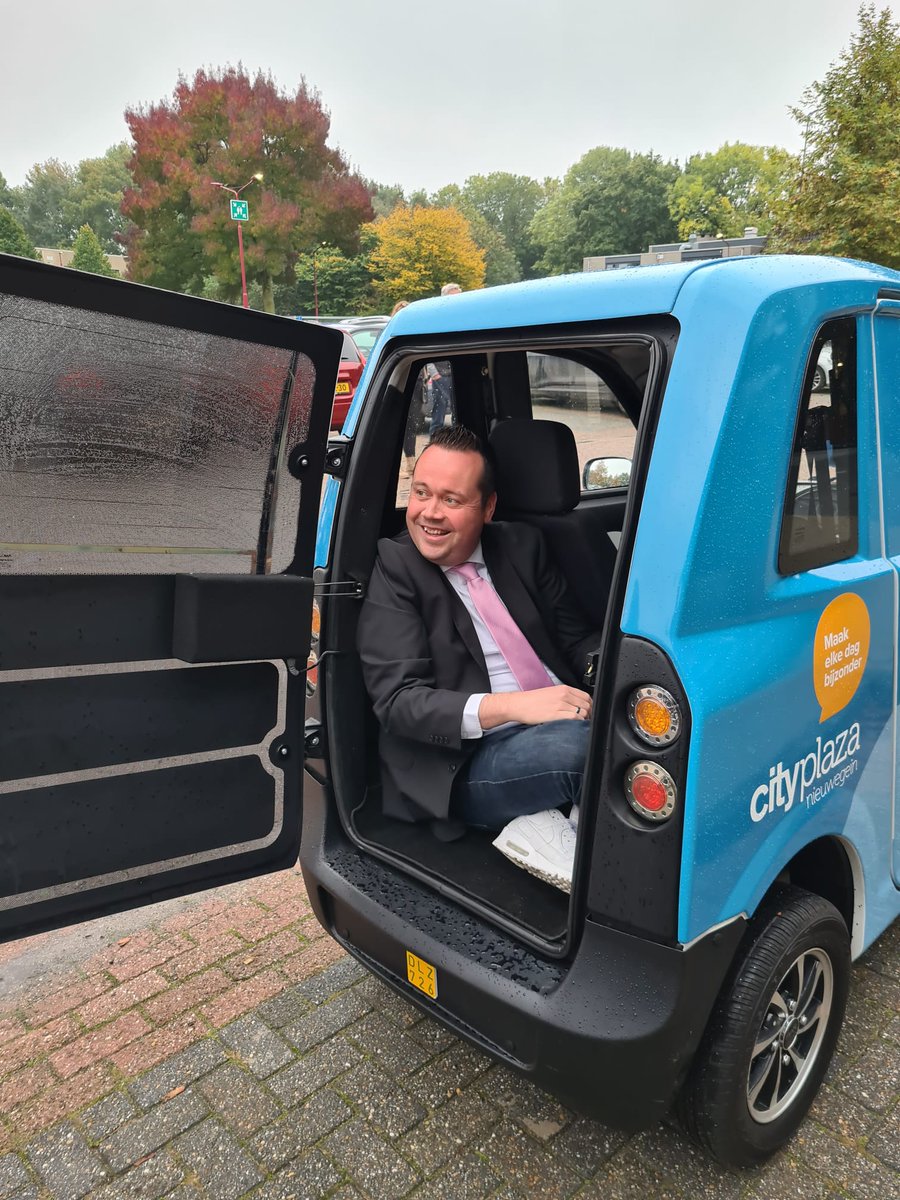 Start van #Beursvloer #nieuwegein al leuk: het vervoermiddel om naar <a href="/TweetCityplaza/">Cityplaza Nieuwegein</a> te komen. 1 euro per ritje.  Beetje krap maar 't kan wel. Nb <a href="/PJ_Bakker/">Peter Bakker</a> achterin is voor de hond of rolstoel😄