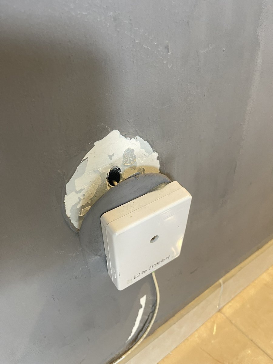 LeahGreggers's tweet photo. 1/2 @Airbnb why will you not refund for a stay that was unsafe for a child to stay in. Because they said we checked in early. We arrived at house half an hour before check in as agreed with host. Waited until after official check in and the place was still dirty and dangerous https://t.co/gVxatRcyEK