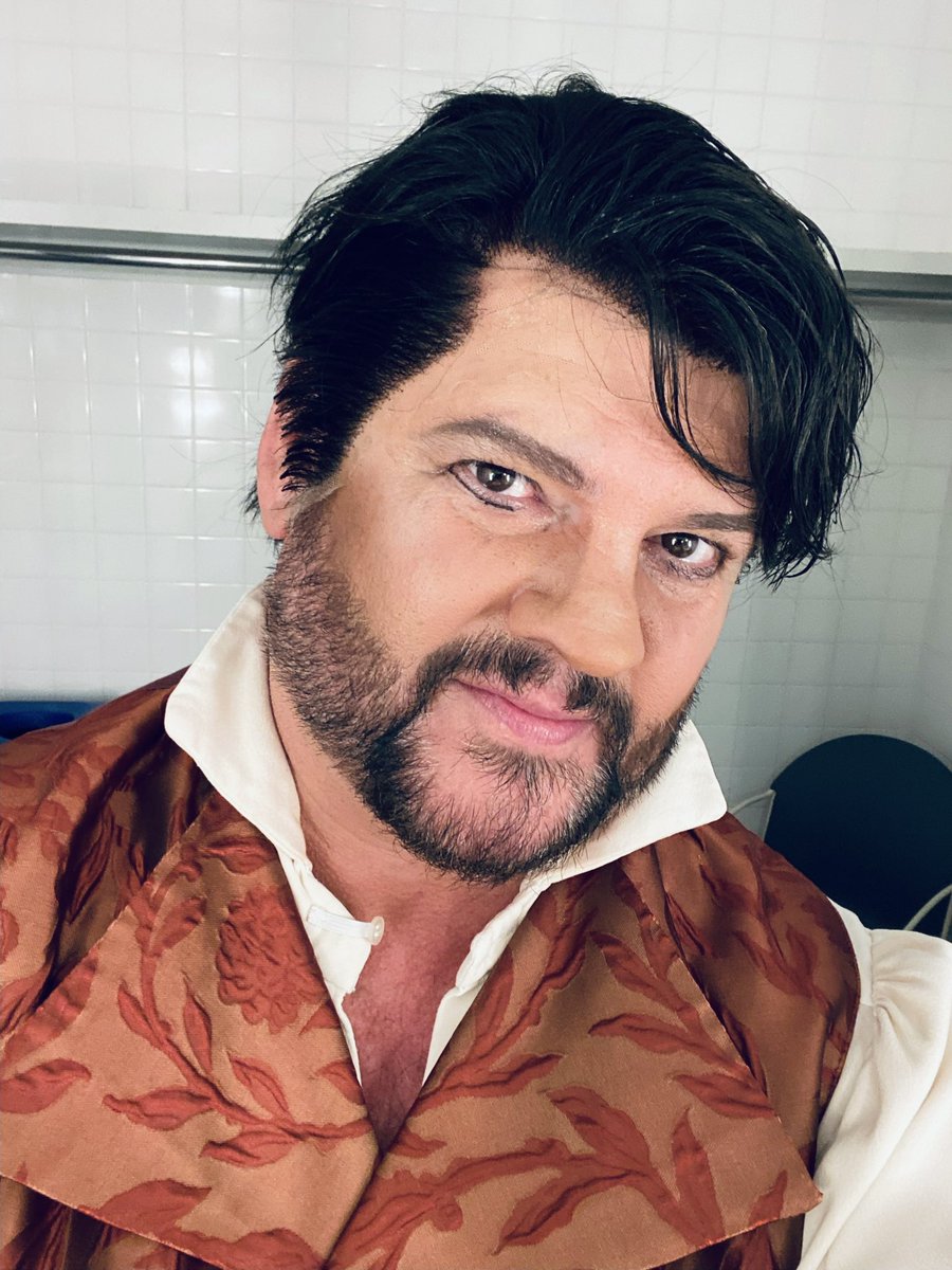 PomeroyTenor's tweet photo. Meet Mario Cavaradossi 🎨 Painter, lover and revolutionary sympathizer.
Backstage @edmontonopera’s orchestra dress rehearsal no.1
#CanadianOpera #Tosca #yeg https://t.co/R1scPvBq74