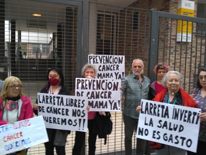 APDS_CABA's tweet photo. En el marco de la celebración del Día mundial de la lucha contra el cáncer de mama se realizó actividad en Paternal que tuvo una orientación claramente crítica de la política sanitaria del Gobierno de la Ciudad expresada a través de las pancartas que portaban los manifestantes. https://t.co/gNV33YY77L