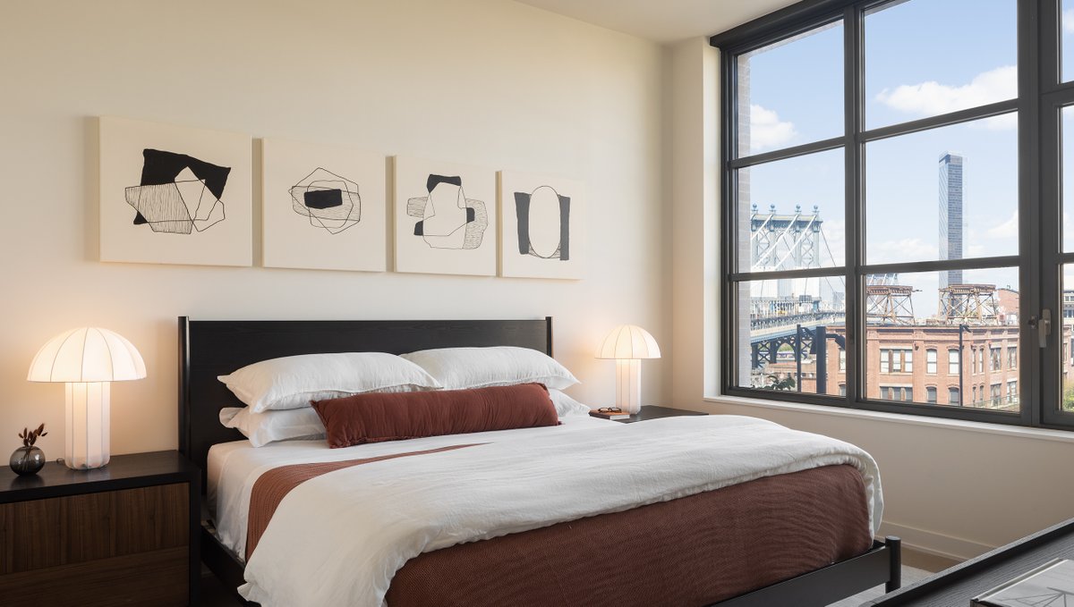 TheLXCollection's tweet image. Front &amp;amp; York, the @MorrisAdjmi-designed condominium building transforming a full block at 85 Jay Street in Brooklyn’s Dumbo neighborhood, is showing off its interiors and three new model residences designed by ASH Staging. 

See more: bit.ly/3yX1ti6