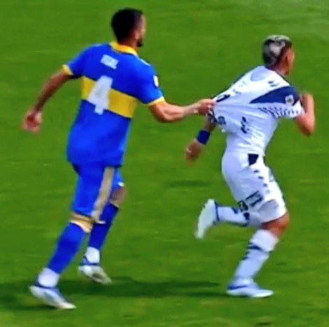 alerp91218's tweet photo. Se va al gol, era roja a #Figal y no solo que no lo cobró #Mastrángelo (no la ve porque está mal ubicado) sino que tampoco lo llamó el #VAR (Héctor Paletta, confeso hincha de Boca).

Ah pero los periodistas de River vemos fantasmas donde no los hay, cierto. https://t.co/lTnk858crC