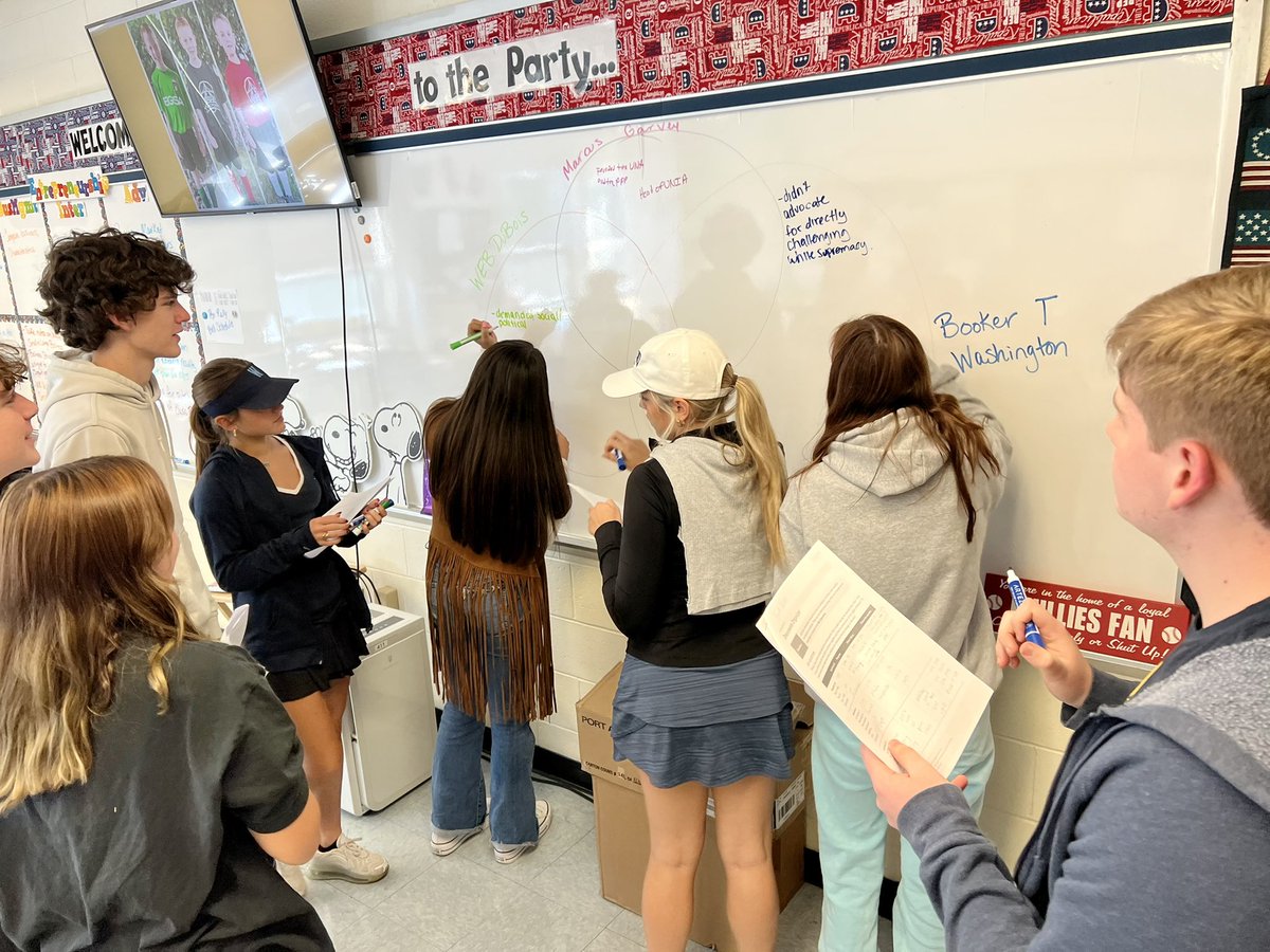gatorAPUSH's tweet photo. Ss in #gatorAPUSH analyzed primary documents &amp; used secondary sources to collaborate on a triple Venn diagram comparing Booker T Washington, WEB DuBois, and Marcus Garvey. “Fact checkers” assessed the accuracy and placement of info @Official_GRHS @coachpierro @DeniseRKane https://t.co/dPAMgagliI