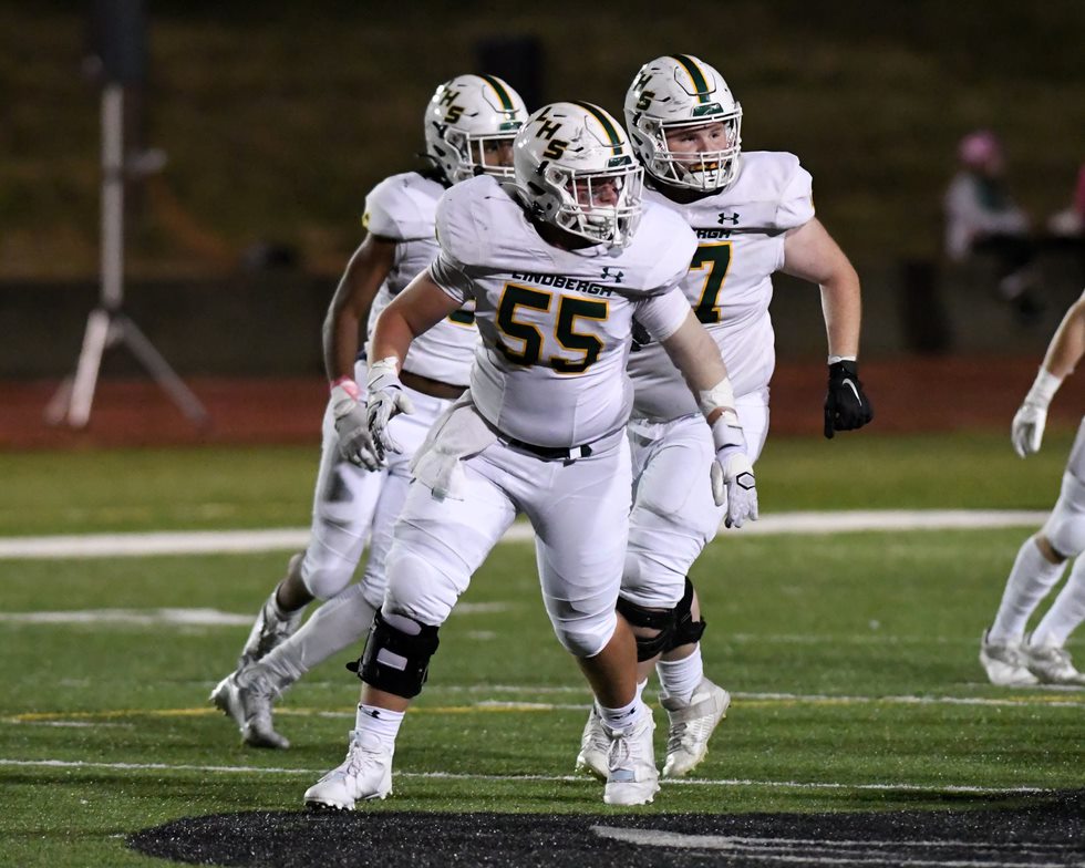 BRADYFORD25's tweet photo. As an OLineman you make a choice of anonymity.1st one blamed when something goes wrong, and the last one praised when everything goes right. You give up the stars, the glory, the stats, knowing that without you, the team has no chance of success.-Anonymous #OL #Lineman #lhsflyers https://t.co/FqjOerr7rd