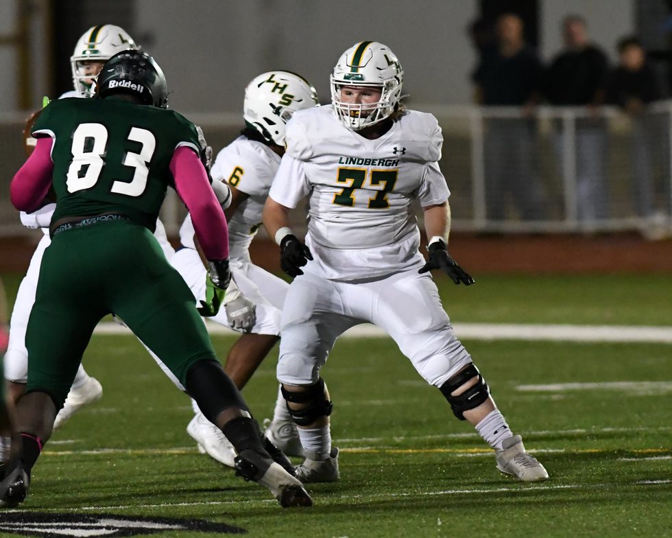 BRADYFORD25's tweet photo. As an OLineman you make a choice of anonymity.1st one blamed when something goes wrong, and the last one praised when everything goes right. You give up the stars, the glory, the stats, knowing that without you, the team has no chance of success.-Anonymous #OL #Lineman #lhsflyers https://t.co/FqjOerr7rd