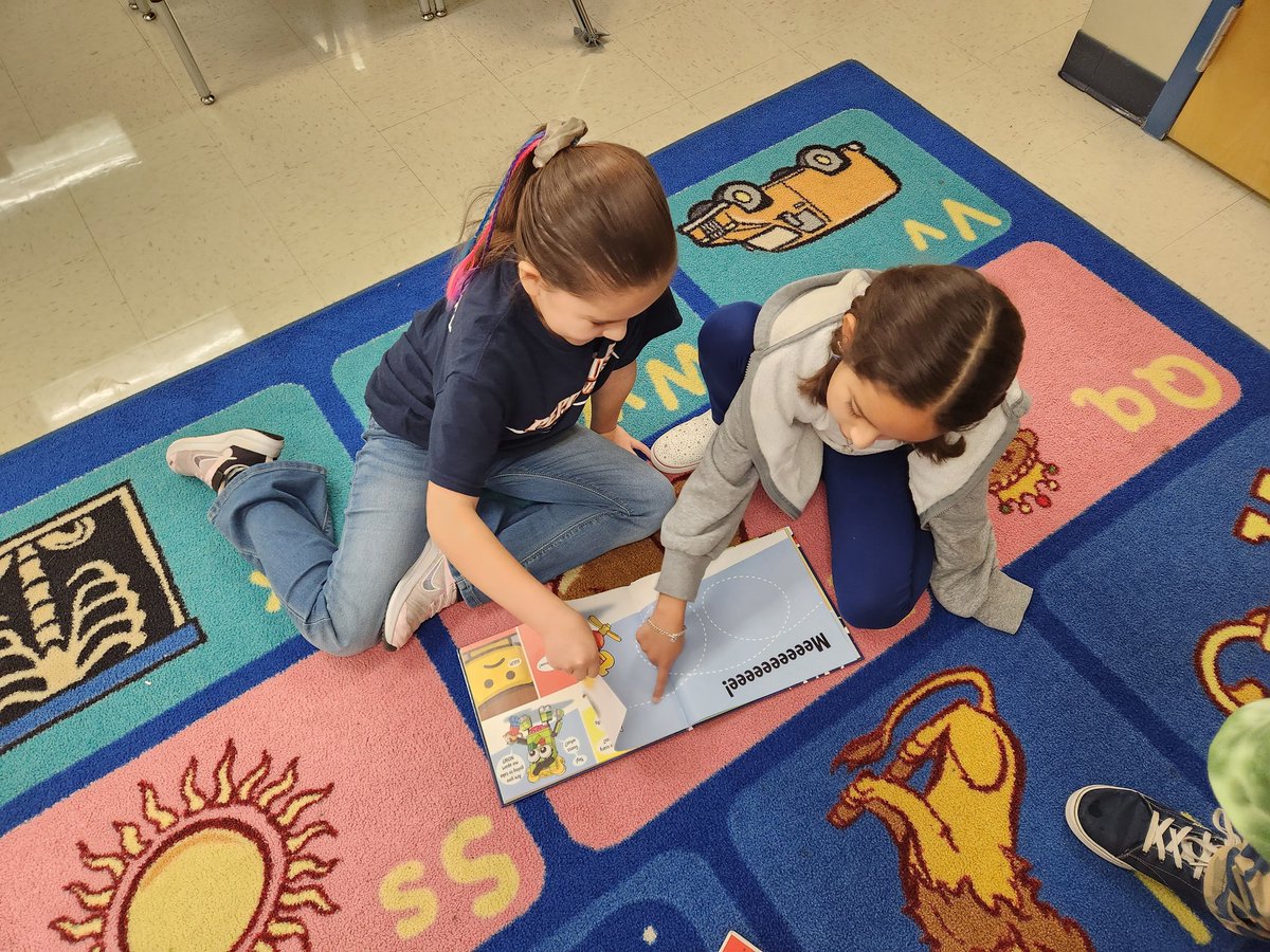 MarinosScience's tweet photo. Independent and buddy reading during W.I.N. group rotations! #ExploringTexts #FosteringTheLoveOfReading #ItsAGreatDayToBeALonghorn @NISDLosReyes https://t.co/rFDjDaBV2s