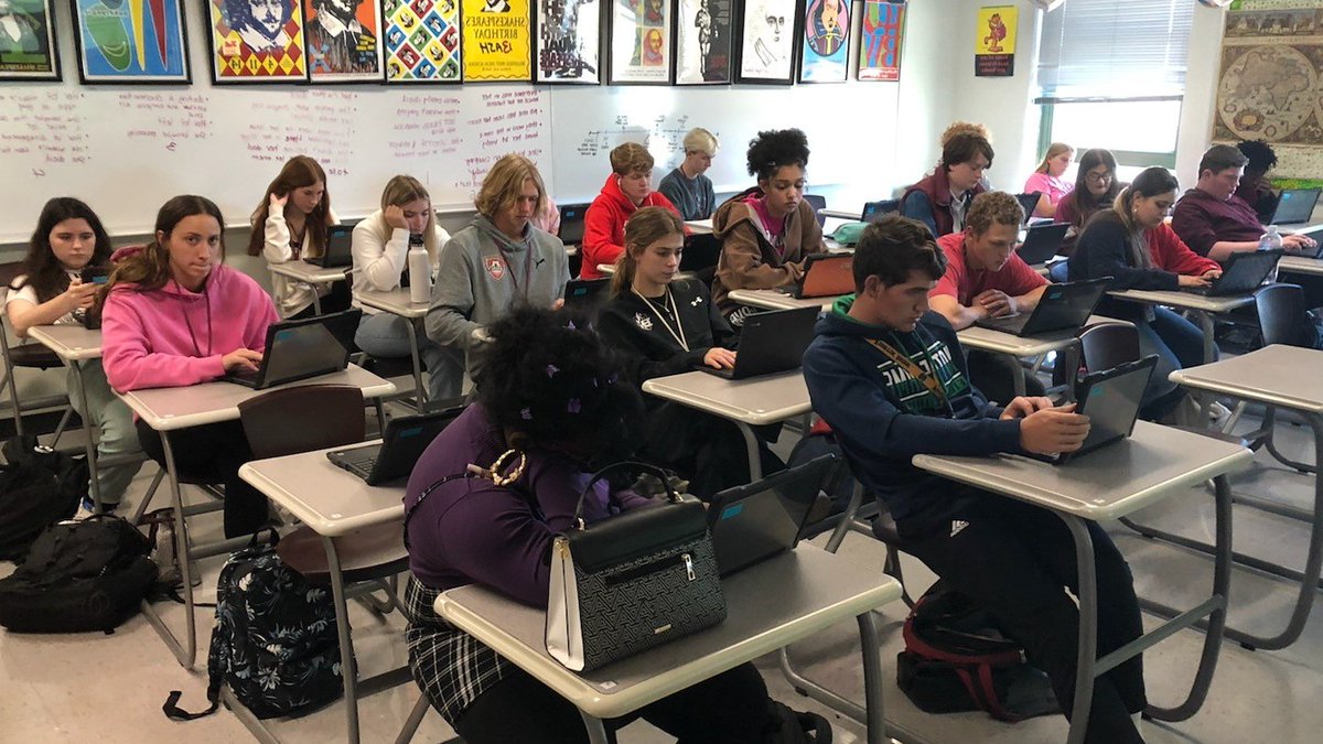 BelWestEnglish's tweet photo. Seniors in Mr. Lodle's #APEnglishLanguage class revise their argumentative essays. Writing is revising!
#BWEnglish #BTHS201 #NationalDayOnWriting #WhyIWrite #ncte @MaroonWay201 https://t.co/Rxx8bJ6zk6