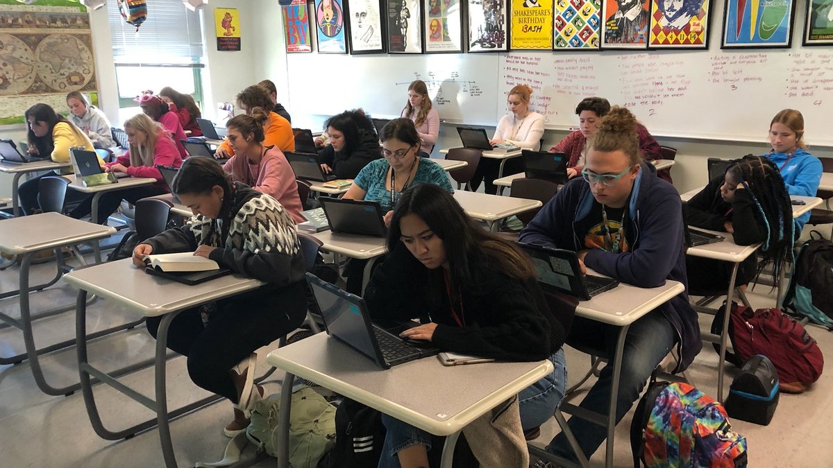 BelWestEnglish's tweet photo. Seniors in Mr. Lodle's #APEnglishLanguage class revise their argumentative essays. Writing is revising!
#BWEnglish #BTHS201 #NationalDayOnWriting #WhyIWrite #ncte @MaroonWay201 https://t.co/Rxx8bJ6zk6