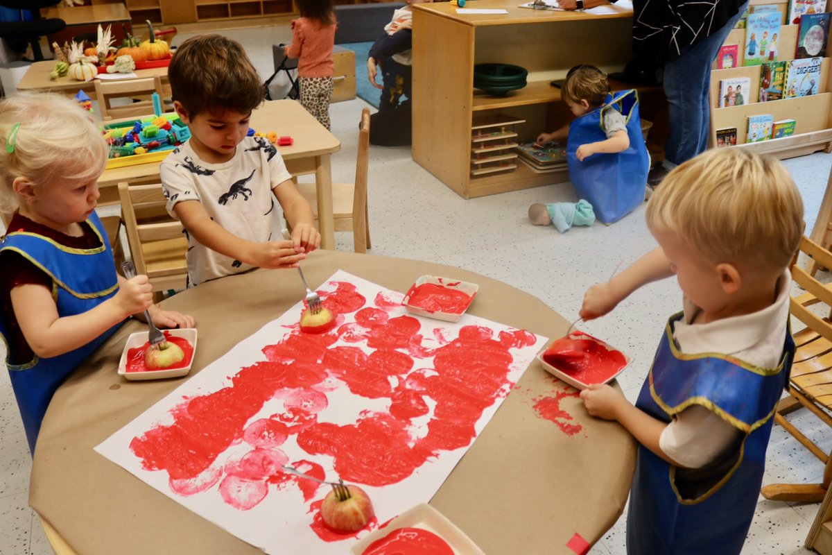 Apples, apples, apples!🍎 Fall is in full swing and so is apple season!. Some classes have used apples to make yummy applesauce, sliced them open to explore the inside, others have done a taste test, and the Green Room used them for printmaking! Using halved apples and paint the