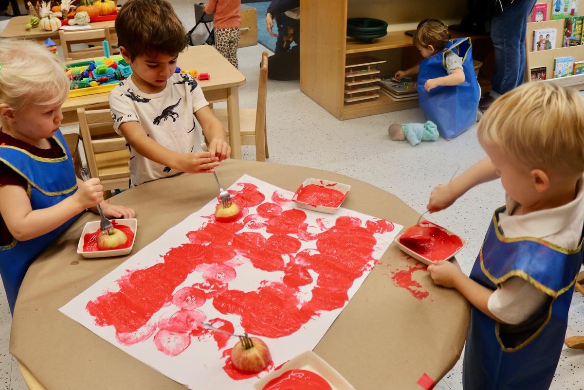 Green Room children made collaborative apple print art pieces!#fpcns #reggioemilia #ncpreschool #nyckids