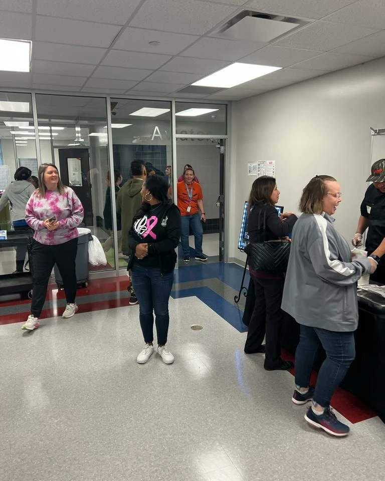 reydelpollo_tx's tweet photo. ❤️ An awesome Thursday Fred Roberts Middle School in Pasadena Independent School District Always a pleasure catering to the foundation of our youth. Thank you to all the great staff &amp; teachers for letting us be a part of such a great program. https://t.co/u1jAbQD2Vz