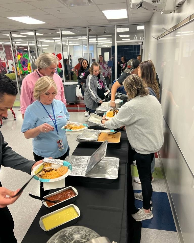 reydelpollo_tx's tweet photo. ❤️ An awesome Thursday Fred Roberts Middle School in Pasadena Independent School District Always a pleasure catering to the foundation of our youth. Thank you to all the great staff &amp; teachers for letting us be a part of such a great program. https://t.co/u1jAbQD2Vz