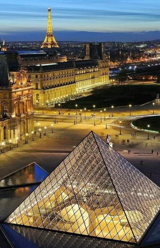 Quand la Dame de Fer de 1889 dialogue avec la pyramide du #Louvre inaugurée en 1989... chut ! Ecoutons ! #photo #Paris #tourisme #histoire paris-visites-guidees.com