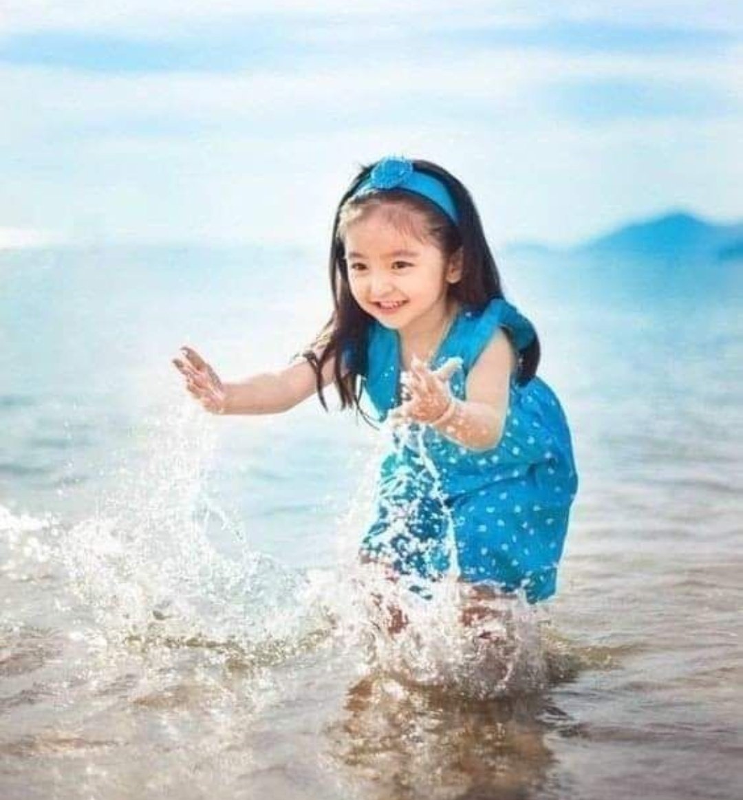 سلاماً على مَن يمتلكون براءة القلوب 
في زمن عزت فيه المشاعر .. 

وسلاماً للقلوب الطيبة الصافية التي تُثمر
حُباً و تعطينا الأمل في الحياة .. 

وسلاماً لـمن يملكون جمال الروح و صفاء
النية وَلا تعرف قلوبهـم سوى الوفاء .. 💙

#مساء_الخيرᅠ