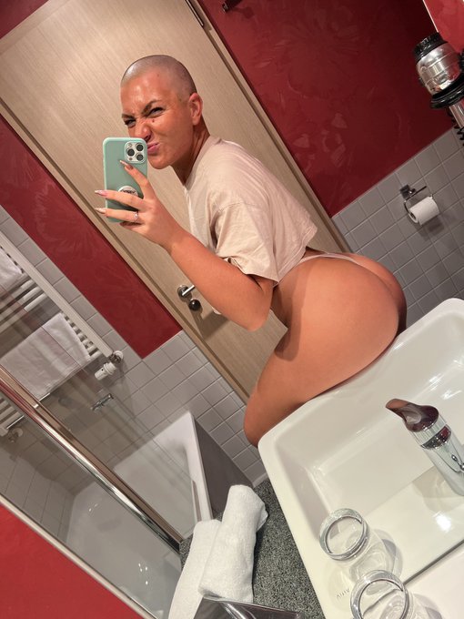 Gr&uuml;&szlig;e aus dem Hotelbad😍 RT wenn du mit in die 🛁 kommen willst🥰 https://t.co/jMX9CMDpEs