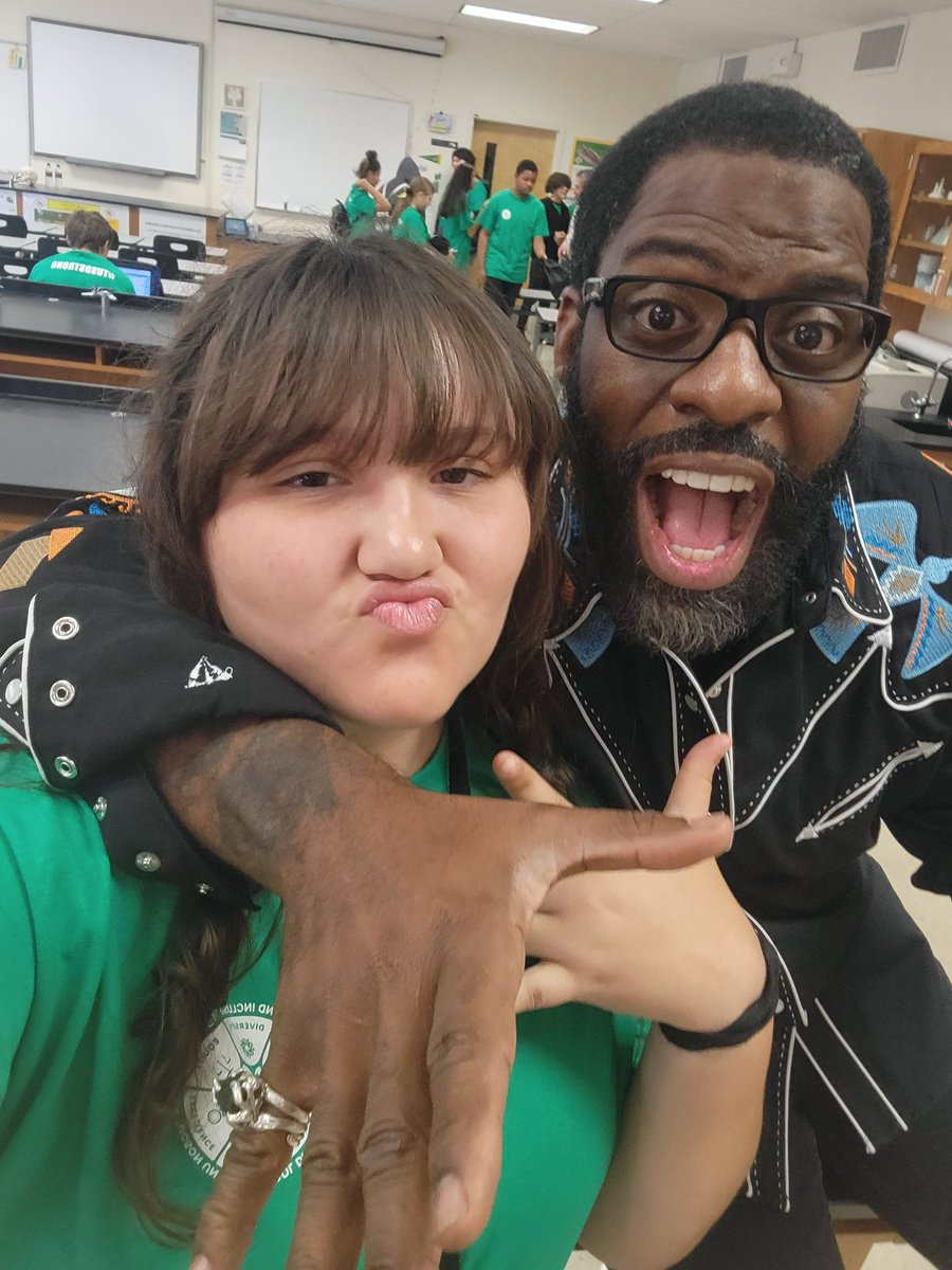 lAmAgustD's tweet photo. Thank you so much @RHYMEFEST for giving a very motivational speech for our class. I'm not gonna lie I almost cried at the dad part cuz I could kinda relate to it. And thank you so much for taking a picture with me!! My uncle is jealous now lol 
#rhymefest #amazing https://t.co/2cyzCUqnPC