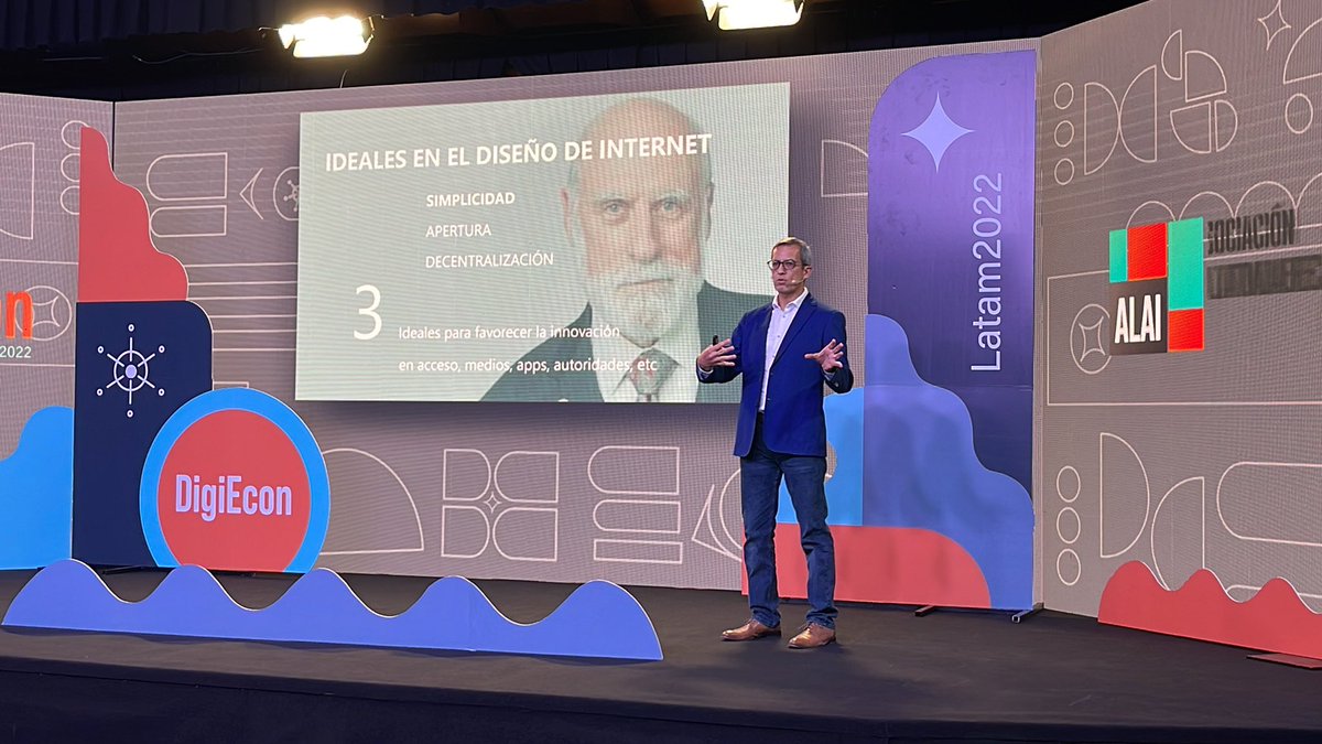 mignacioestrada's tweet photo. “Los 3 ideales tenían el objetivo de favorecer la innovación tanto en medios, apps y acceso” @oscarrobles #DigiEcon2022 @alai_lat https://t.co/GRKq8rRg6h