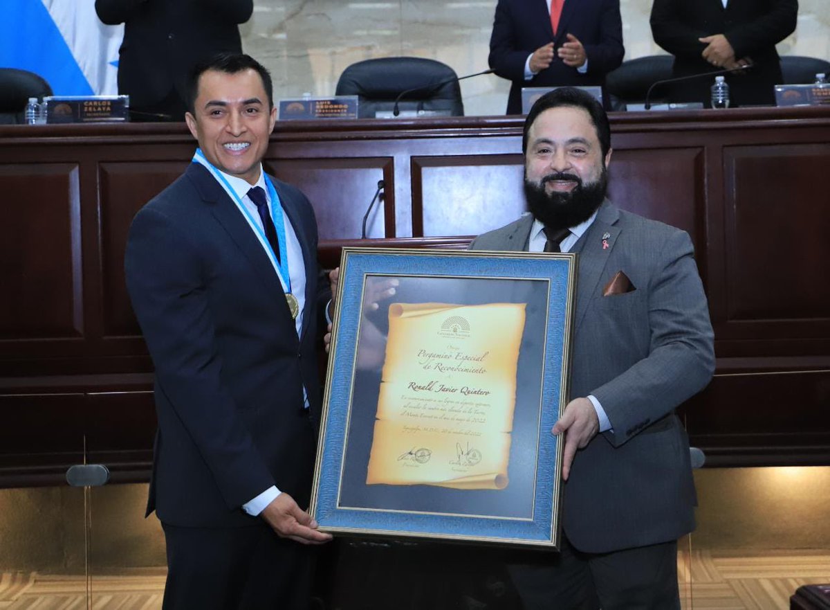 Congreso_HND's tweet photo. 🏅Entrega de Medalla de Oro y Pergamino Especial de Reconocimiento al señor Ronald Quintero. https://t.co/jtx6xjhK81
