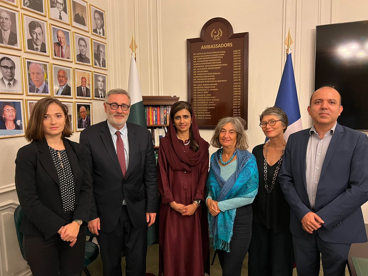 Representatives of Campus France and Conference of ‘Grande Écoles’ called on MoS Ms. @HinaRKhar in Paris today. They discussed ways to strengthen institutional linkages and exchanges between Pakistan and France in the field of education. @ConferenceDesGE @CampusFrance