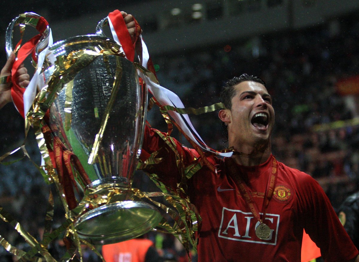 OFFSaintt's tweet photo. I'll never forget the happiness you brought me as a kid. My first e-mail account had Man Utd in it. I would spend days on the website, just looking around and admiring whatever was posted on there. Spent hours watching Ronaldo compilations. I won't forget what you've done for me https://t.co/Eh2mg5PQf8