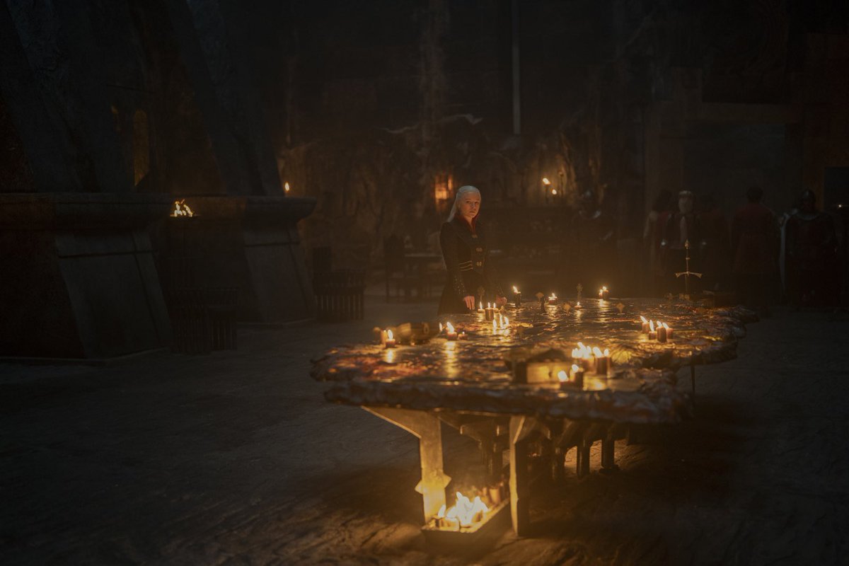 RightAfterHOTD's tweet photo. Princess Rhaenys, still in her dragon riding armor, arrives in Dragonstone. Rhaenyra observing Aegon the Conqueror’s “Painted Table” #Hotd #HouseOfTheDragon #TheBlackQueen https://t.co/qZKxBfMUWc