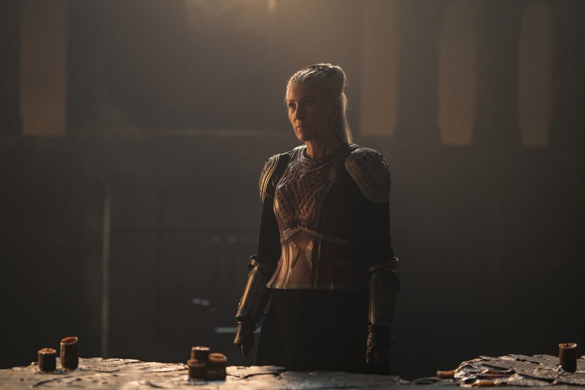 RightAfterHOTD's tweet photo. Princess Rhaenys, still in her dragon riding armor, arrives in Dragonstone. Rhaenyra observing Aegon the Conqueror’s “Painted Table” #Hotd #HouseOfTheDragon #TheBlackQueen https://t.co/qZKxBfMUWc