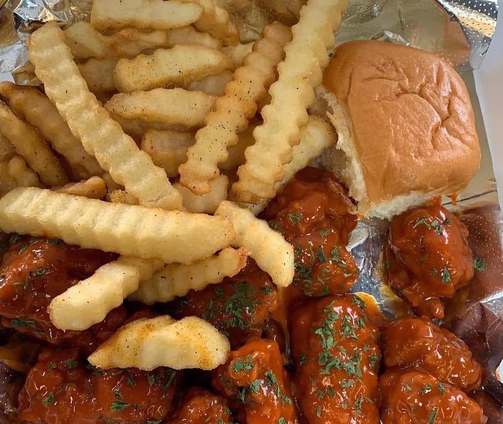 YourFavWingLady's tweet photo. KCβs WingBar is currently on 87th Blueridge (save a lot parking lot) until 6:30pm! Come eat! ππ€€#kcwingbar #foodtruck #explorepage #kansascity #foodiefind #wings #chicken #tryusout #supportsmallbusiness #supportlocalbusiness #local #goodfood https://t.co/JEInyDNXX9