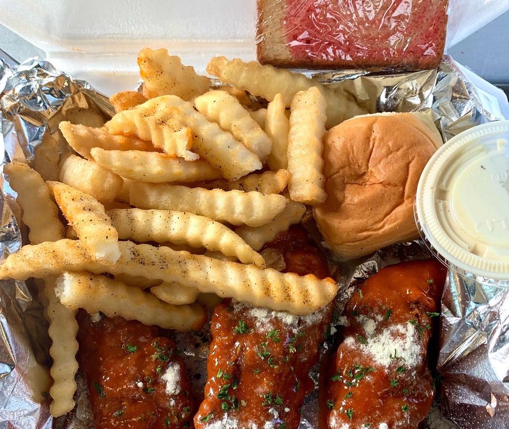 YourFavWingLady's tweet photo. KCβs WingBar is currently on 87th Blueridge (save a lot parking lot) until 6:30pm! Come eat! ππ€€#kcwingbar #foodtruck #explorepage #kansascity #foodiefind #wings #chicken #tryusout #supportsmallbusiness #supportlocalbusiness #local #goodfood https://t.co/JEInyDNXX9