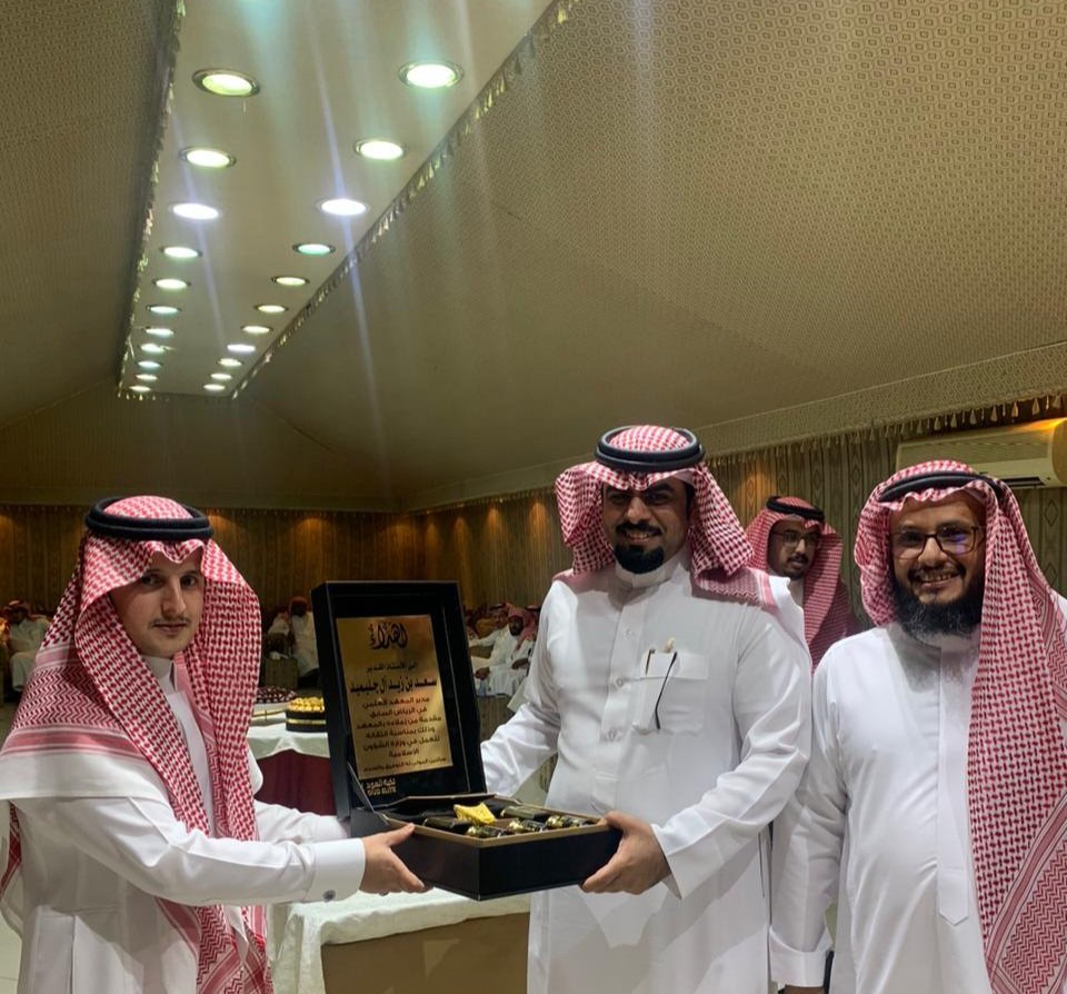 Hussain63699173's tweet photo. في ليلة من ليال الوفاء كرم الزملاء في المعهد العلمي في الرياض فضيلة مدير المعهد السابق الأستاذ سعد آل جليميد
@saad__zaid 
#التعليم #التقاعد #ليلة_الجمعة https://t.co/bvuX6k4QBB